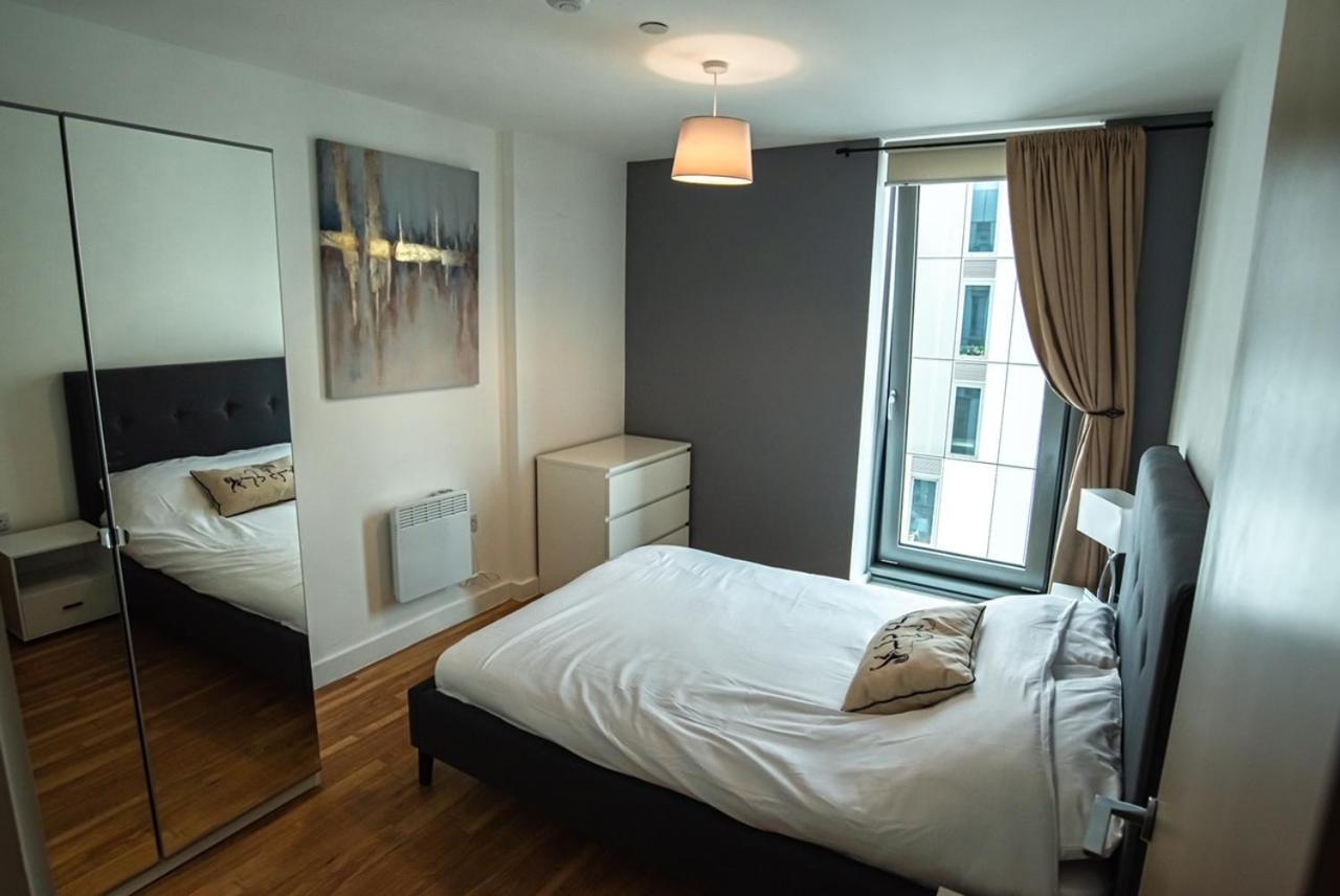 Hallsphere - Stunning Apartment Salford Quays แมนเชสเตอร์ ภายนอก รูปภาพ