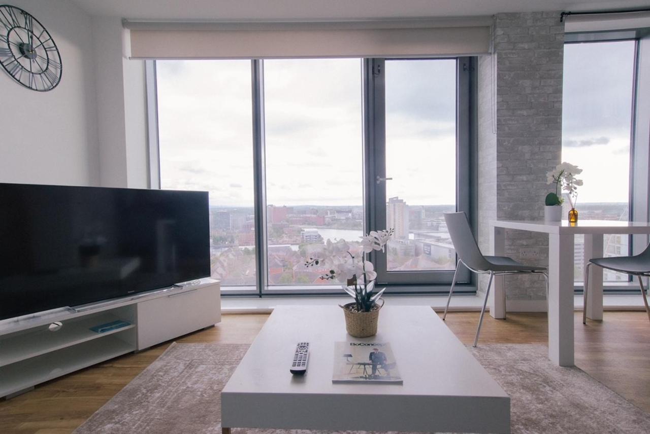 Hallsphere - Stunning Apartment Salford Quays แมนเชสเตอร์ ภายนอก รูปภาพ
