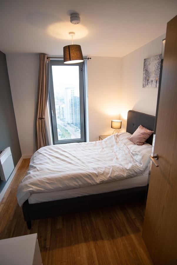 Hallsphere - Stunning Apartment Salford Quays แมนเชสเตอร์ ภายนอก รูปภาพ